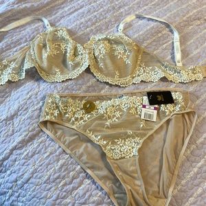 Beautiful lace bra & panty by Wacoal sz 2x and 38 D underwire bra